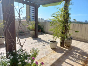 Um lindo e encantador apartamento com pátio!